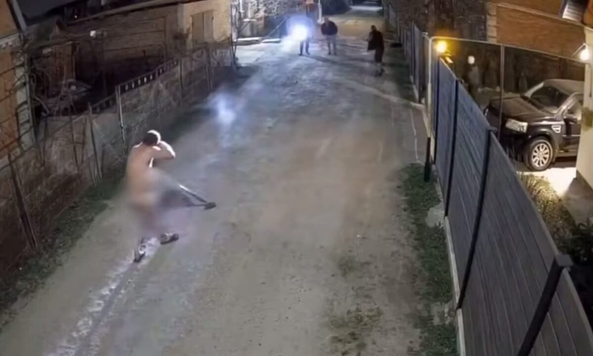 В Краснодаре задержали мужчину, который голым и пьяным кидался с тяпкой на людей