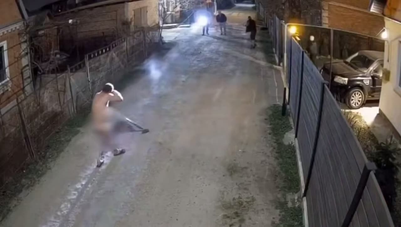 В пригороде Краснодара голый пьяный мужчина напал с тяпкой на местных жителей