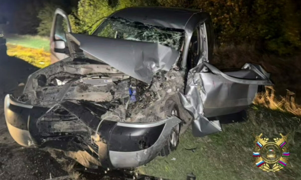 На Кубани парень на тракторе столкнулся в лоб с Peugeot, его водитель погиб