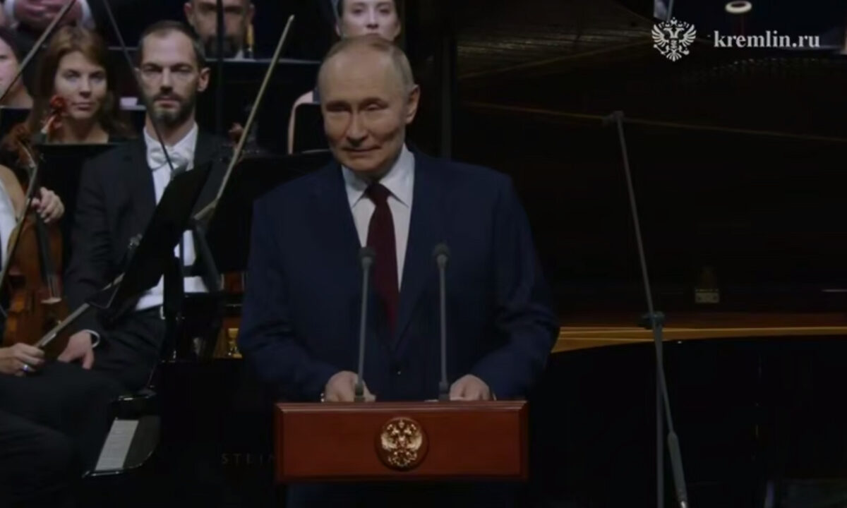Путин вручил награды педагогам участников СВО в новом концертном центре «Сириус»
