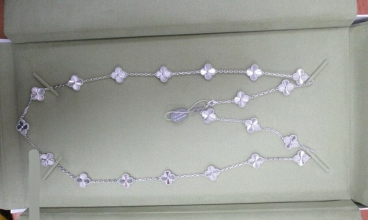 Незадекларированные украшения Van Cleef на 3 млн рублей изъяли в аэропорту Сочи