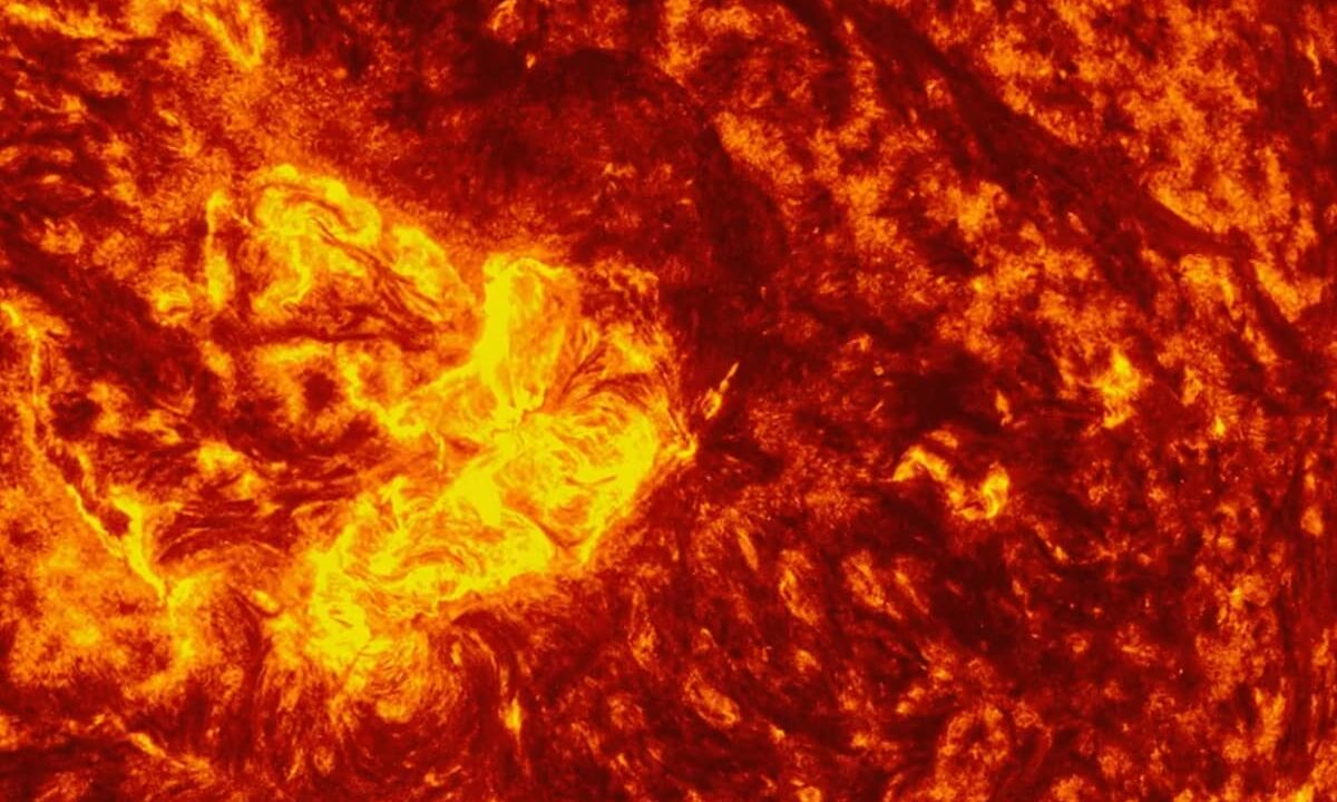 Мощная вспышка на Солнце 3 октября вызвала выброс плазмы в сторону Земли