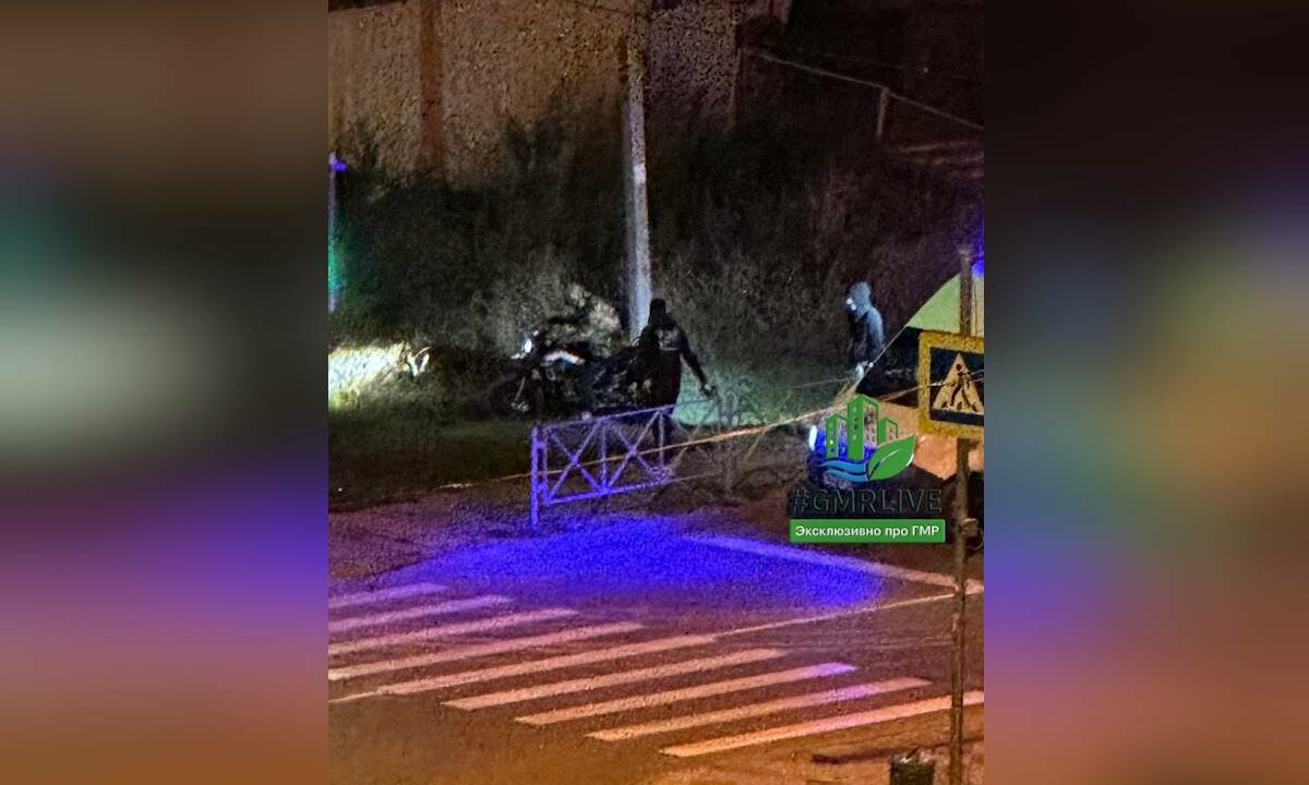 Мотоцикл врезался в светофор и перевернулся в Краснодаре, водитель погиб