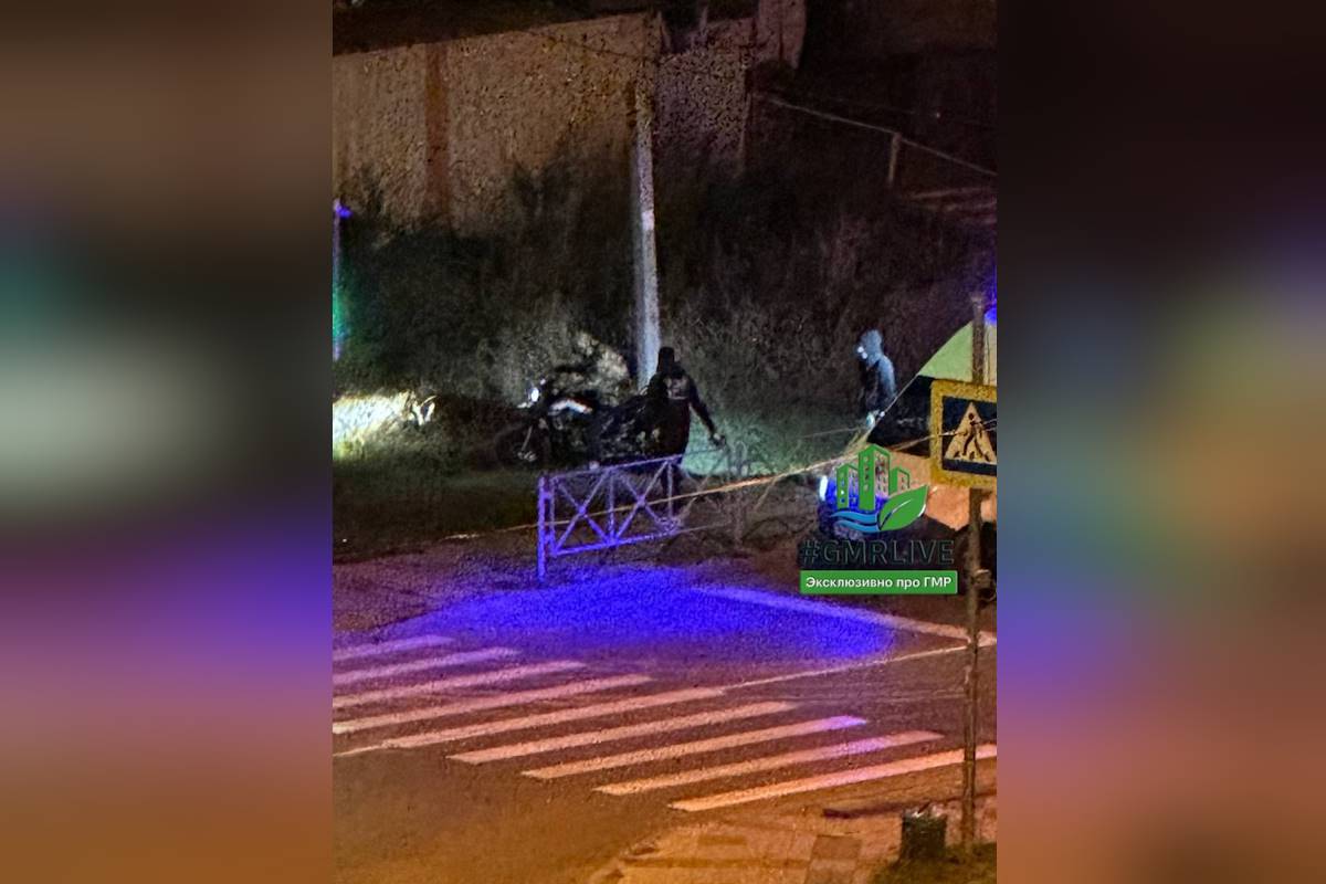 Мотоцикл врезался в светофор и перевернулся в Краснодаре, водитель погиб