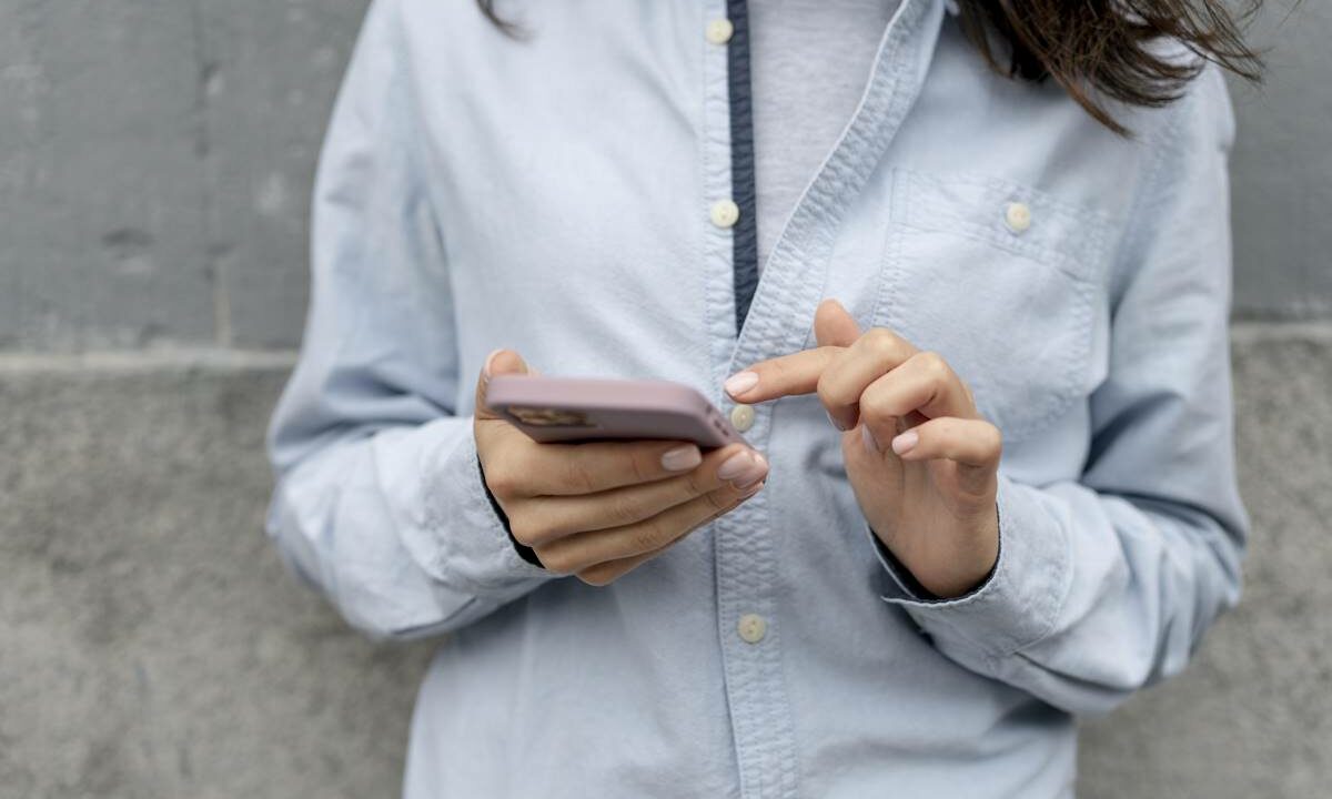 В Краснодаре внучка «списала» у бабушки 700 тыс. рублей, играя на ее телефоне