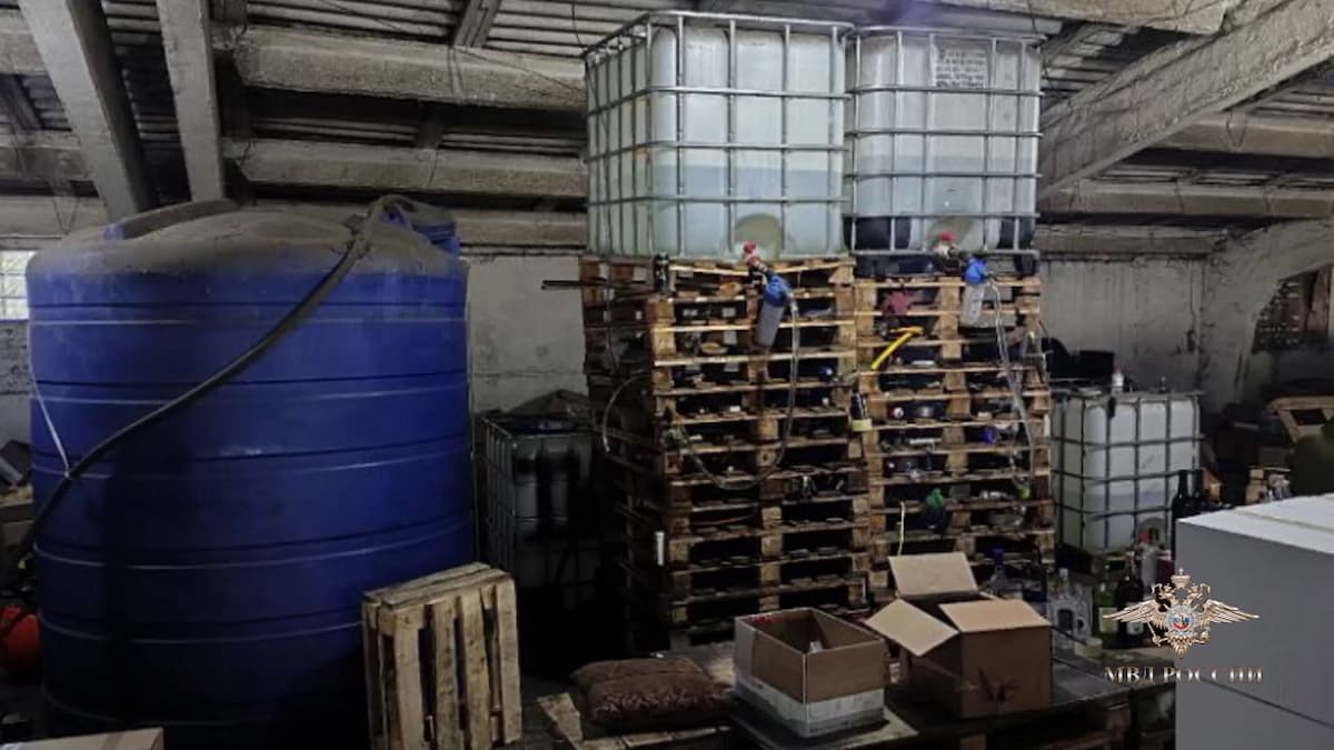 В Краснодарском крае из подпольного цеха изъяли 32 тыс. бутылок алкоголя