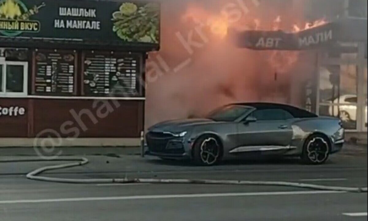 В Краснодаре сгорел магазин «Автоэмали» на улице Российской