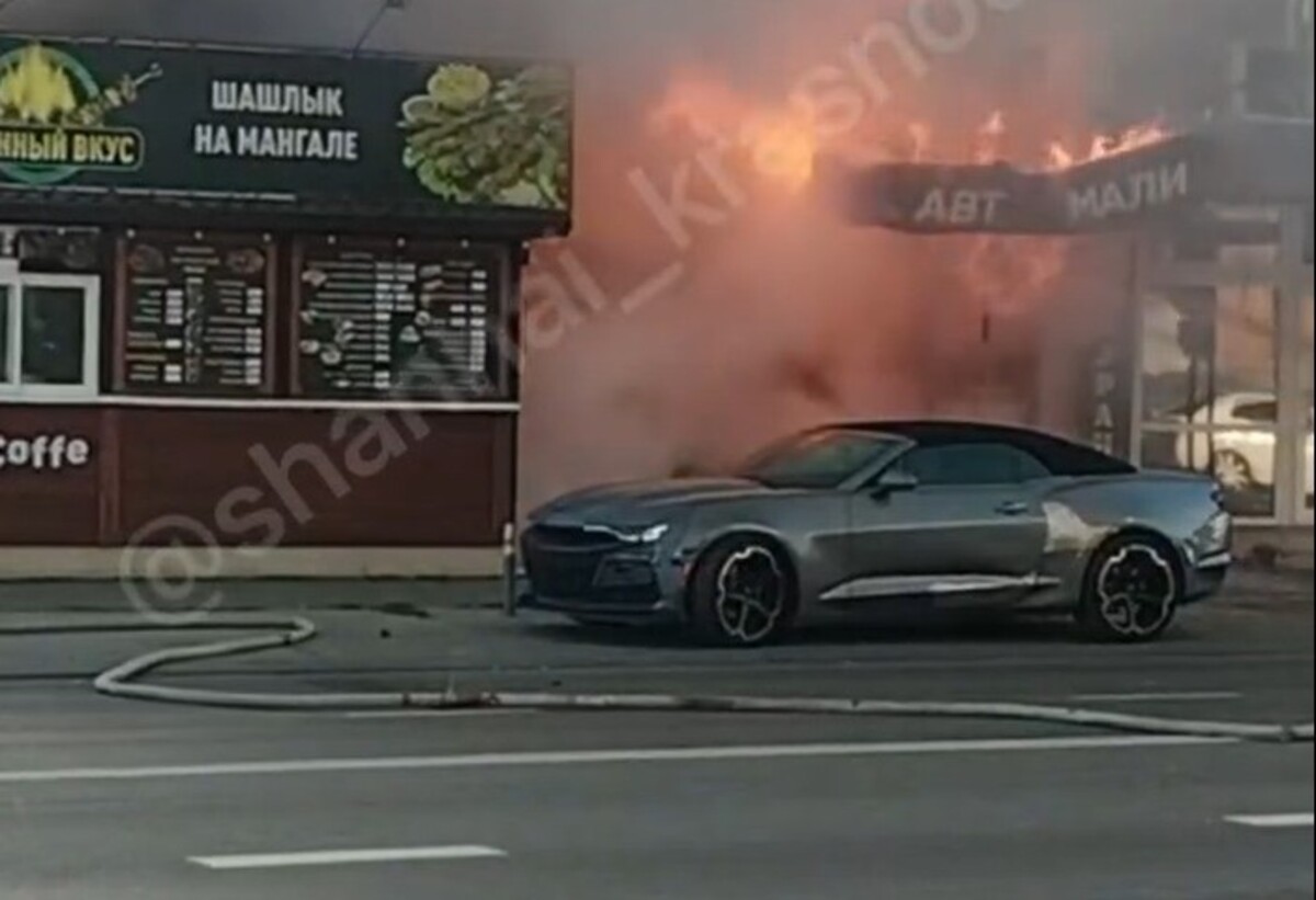 В Краснодаре сгорел магазин «Автоэмали» на улице Российской