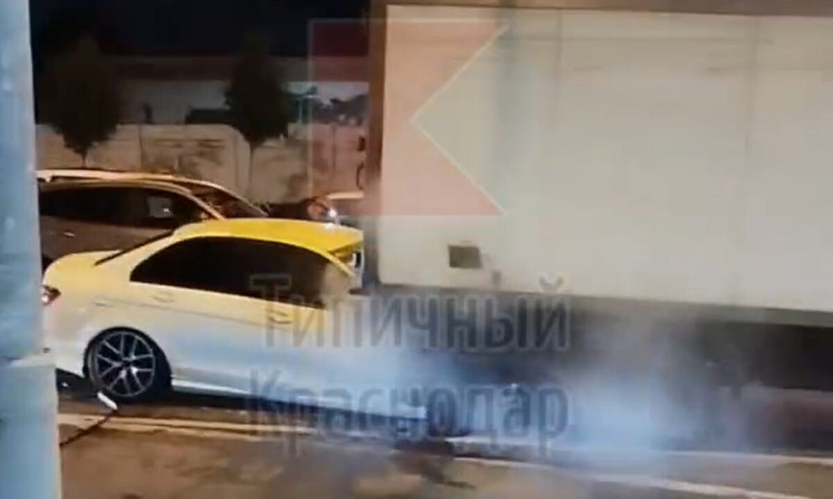 В Краснодаре иномарка влетела под грузовик и загорелась, водитель сбежал