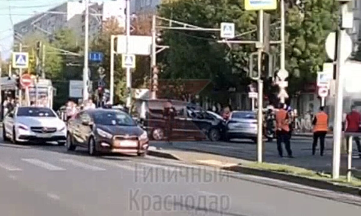 В Краснодаре движение 7 трамвайных маршрутов остановилось из-за ДТП