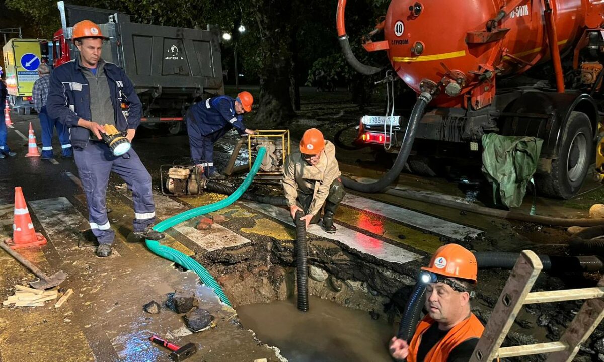 Водопровод прорвало на улице Постовой в Краснодаре