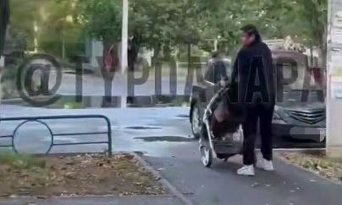 Пьяная жительница Анапы скандалила на улице и упала на коляску с младенцем