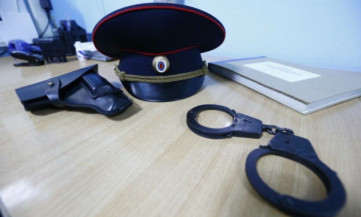В Краснодаре рецидивист украл 850 тыс. рублей из машины и уехал с семьей на море