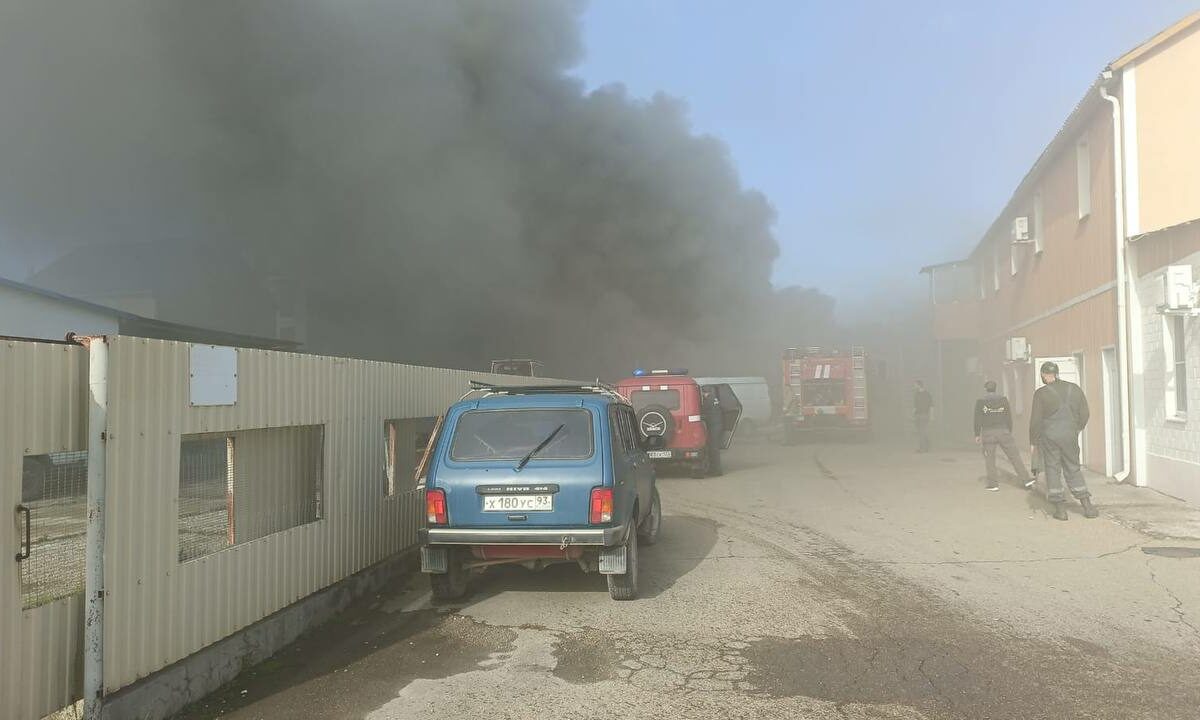 В Новороссийске загорелся склад, площадь пожара — 100 кв. метров