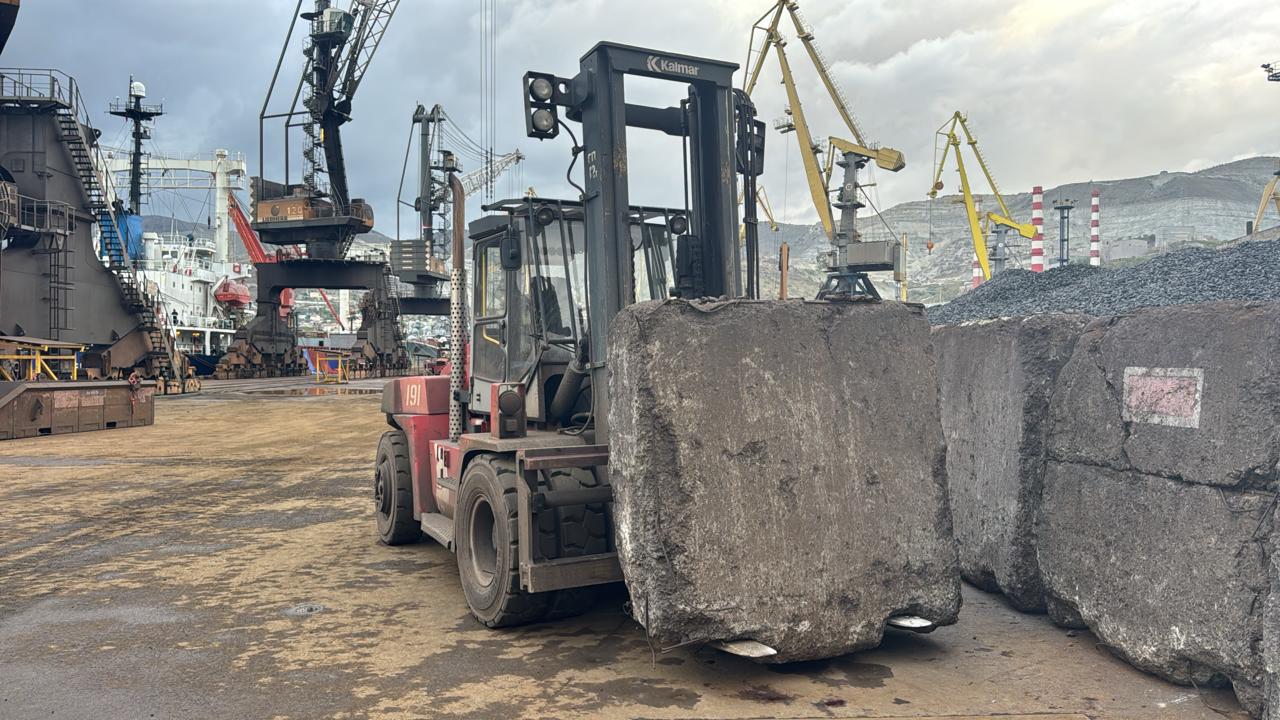В порту Новороссийска автопогрузчик сбил женщину