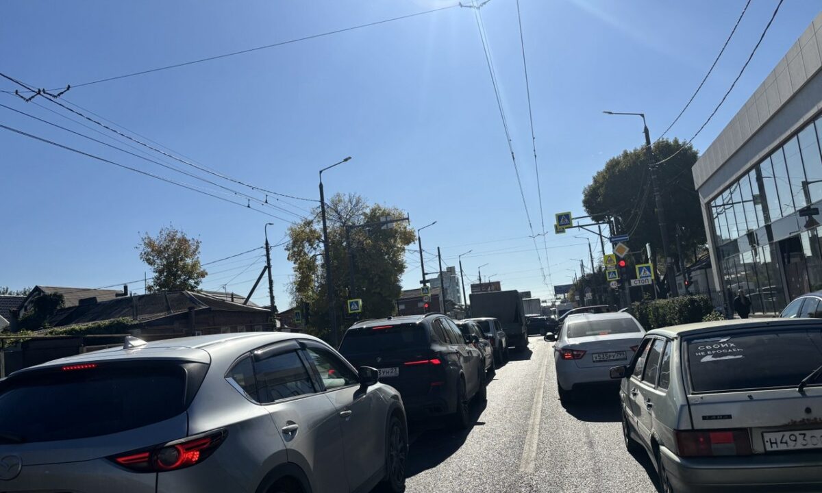 Крупная пробка образовалась перед Тургеневским мостом в Краснодаре