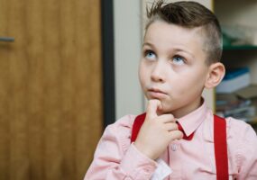 stil-nyi-zadumcivyi-mal-cik-kasausiisa-podborodka