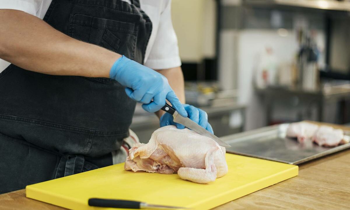 Эксперт Малоземов: мыть курицу перед приготовлением опасно для жизни
