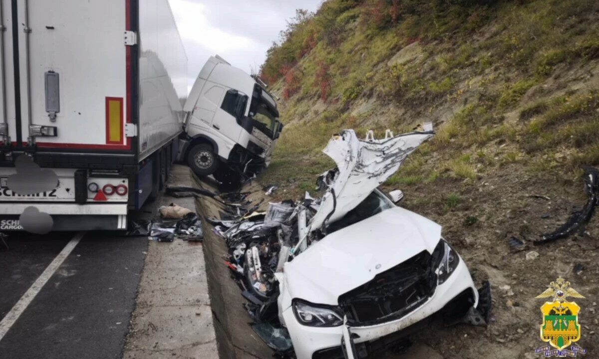 Два маленьких ребенка и двое взрослых погибли в ДТП с грузовиком под Джугбой