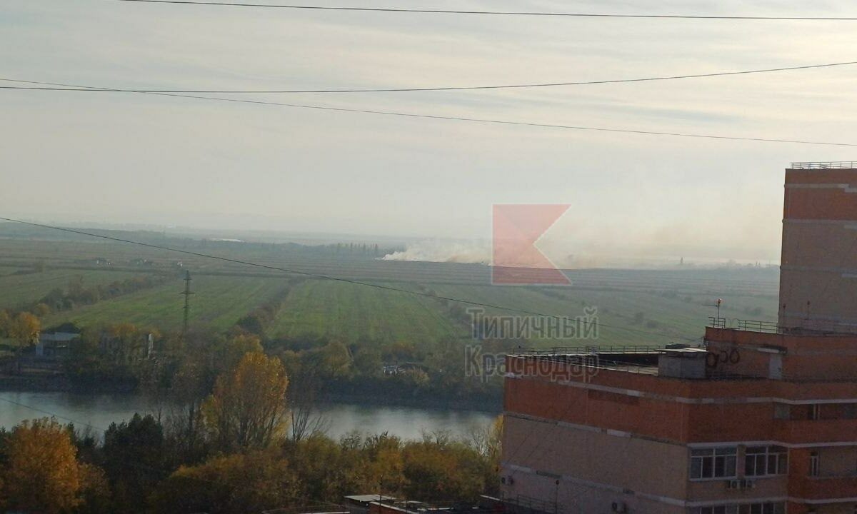 Жители Краснодара пожаловались на смог и запах гари вечером 3 ноября