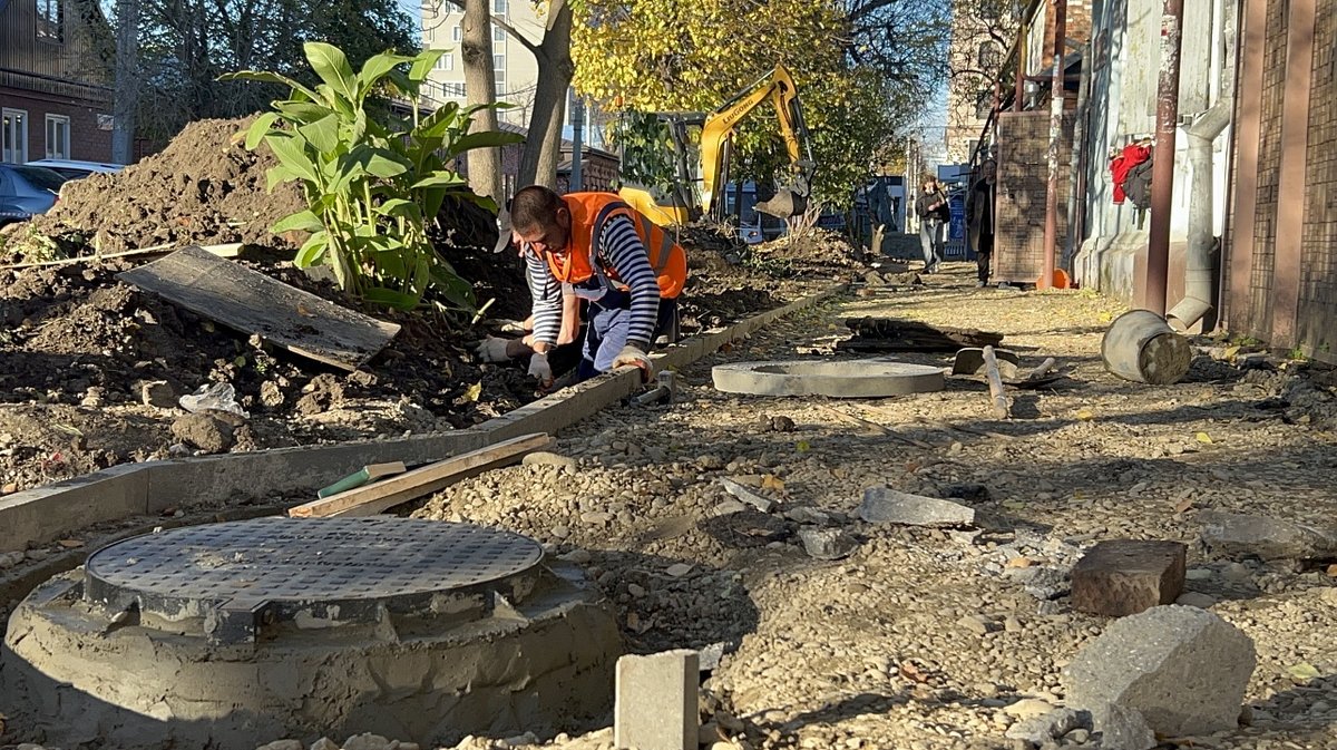 В центре Краснодара отремонтируют тротуары и остановки на улице Коммунаров