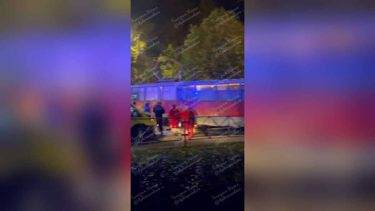 Мотоциклист с пассажиркой попали под рабочий трамвай в центре Краснодара