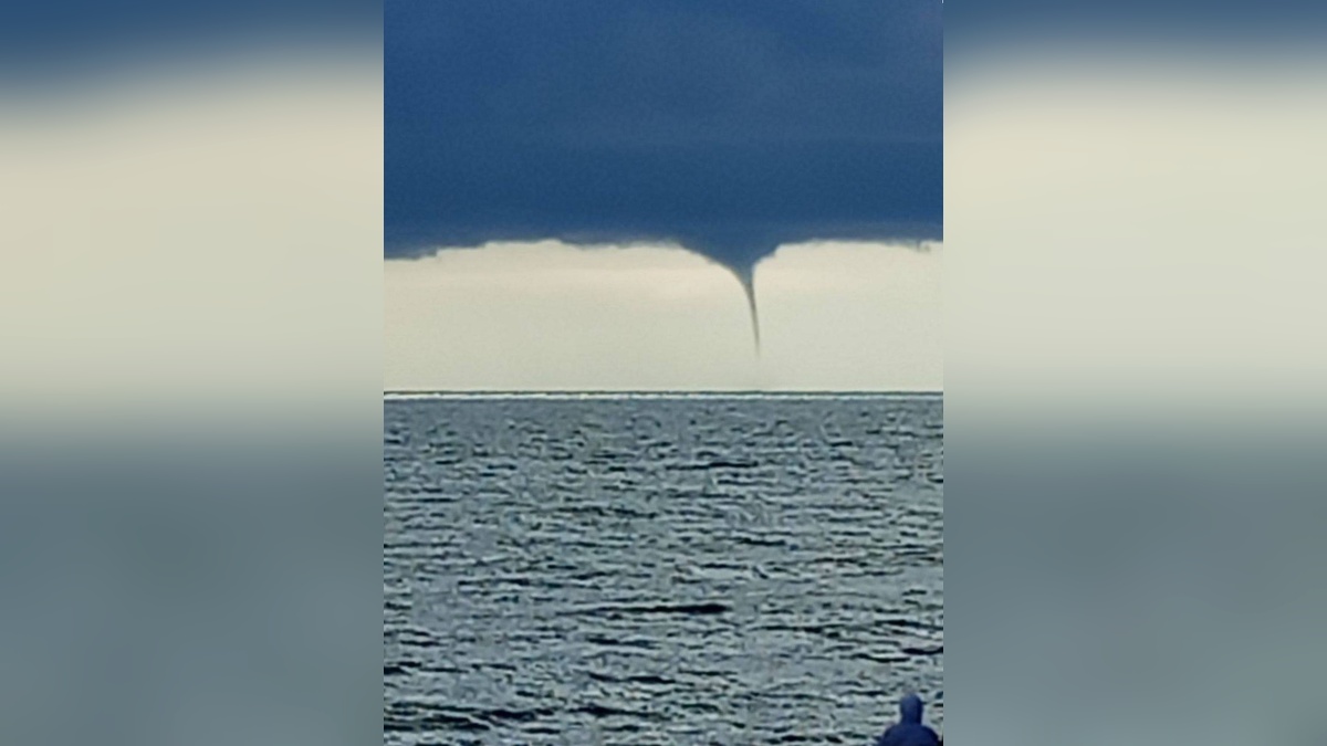 Смерчи над Черным морем заметили днем 1 ноября