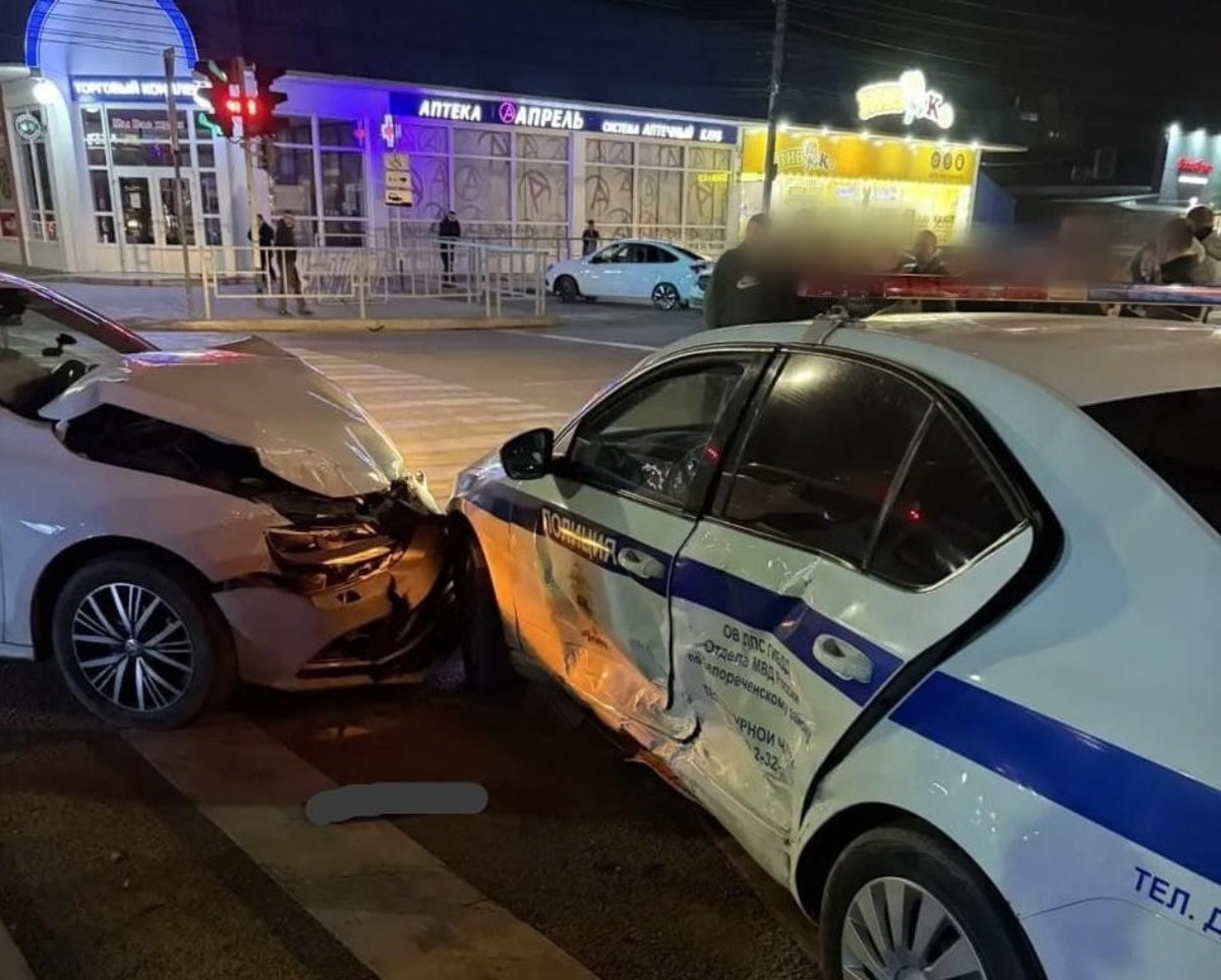 В Белореченске Volkswagen врезался в полицейский автомобиль с мигалками