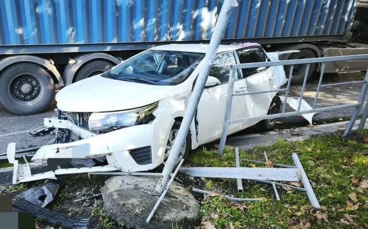 Двое детей попали в больницу после ДТП с грузовиком в Сочи