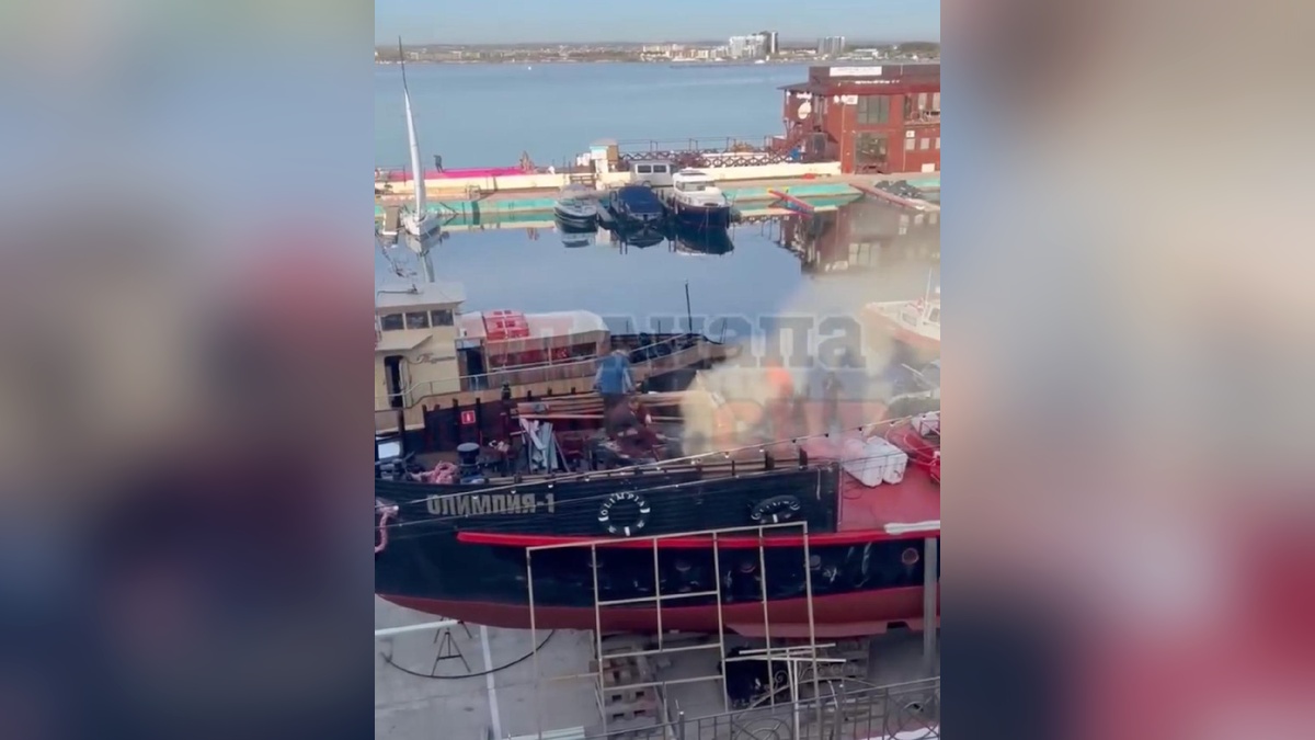 Яхта загорелась на набережной у морпорта Анапы