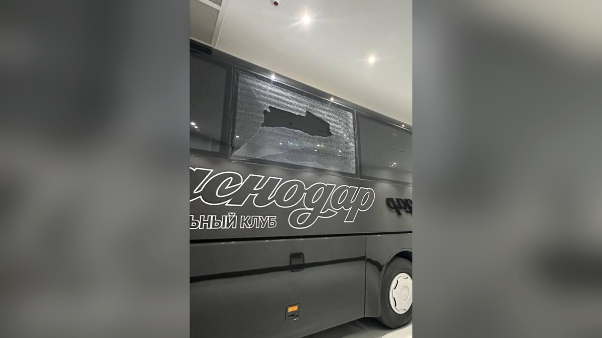 Неизвестные разбили окно автобуса ФК «Спартак» перед матчем с «Краснодаром»