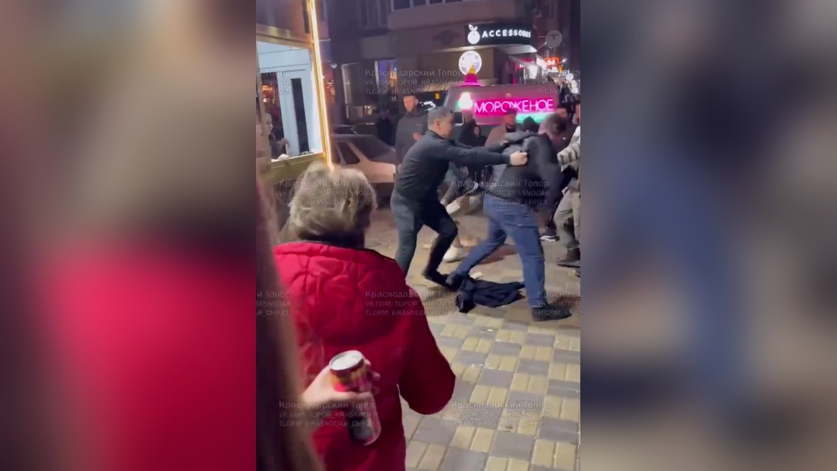 Мужчины подрались из-за шаурмы возле парка «Краснодар»