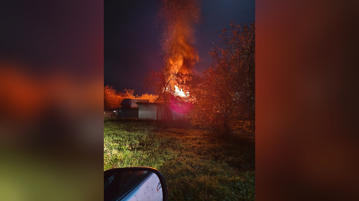Крыша частного дома обвалилась при пожаре в Апшеронске