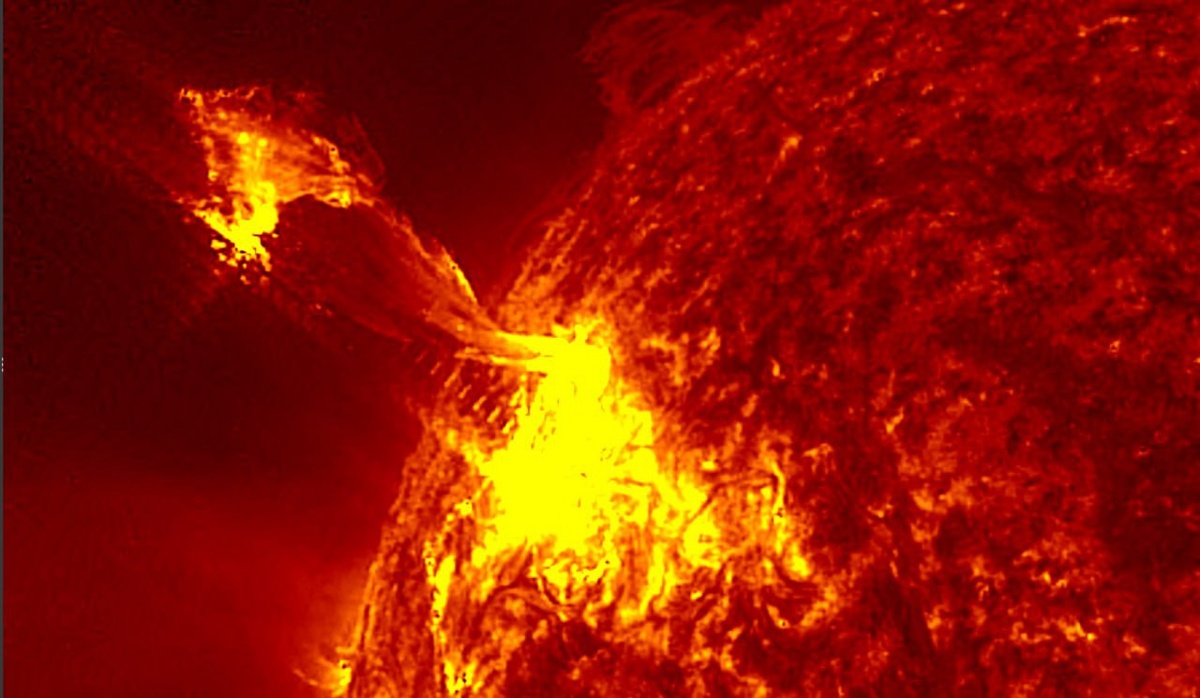 На Солнце произошли две мощные вспышки