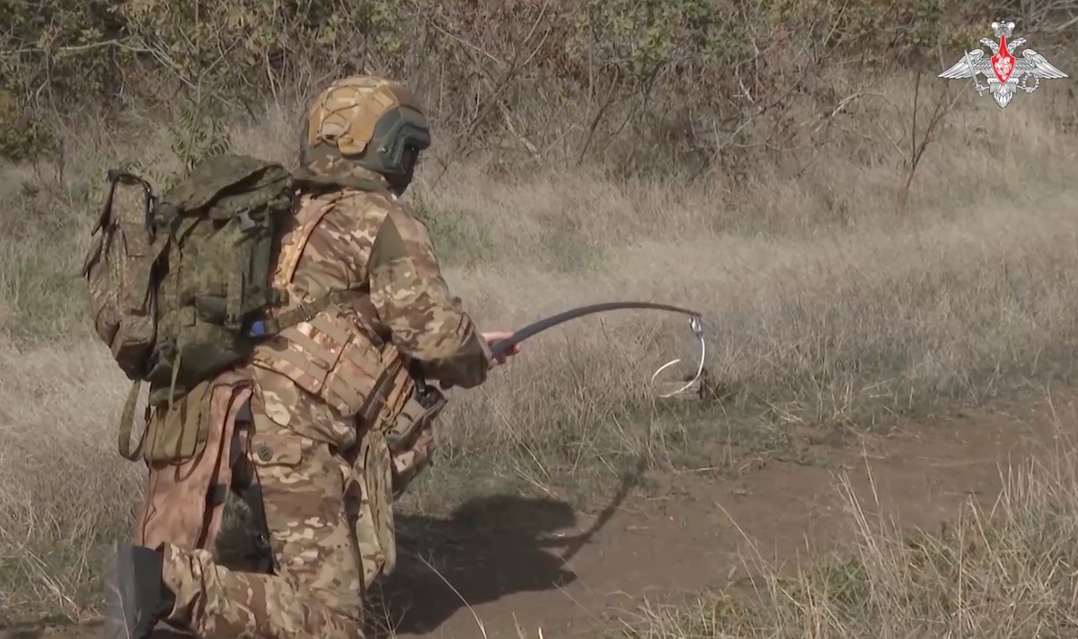 МО показало кадры работы саперов Новороссийского горного соединения на Запорожье