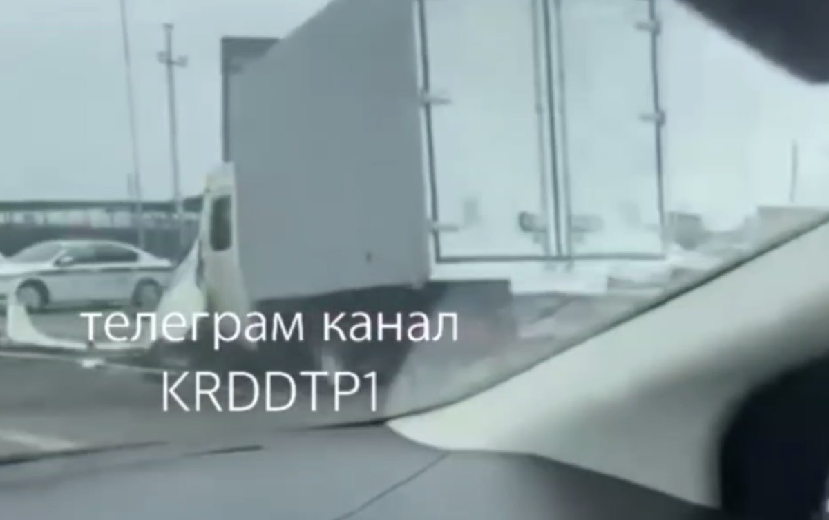 В Краснодаре «Газель» влетела в остановившуюся фуру, есть погибший