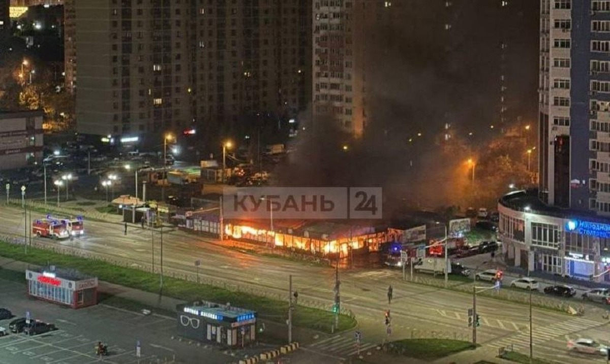 Ярмарка загорелась ночью на улице 40 лет Победы в Краснодаре