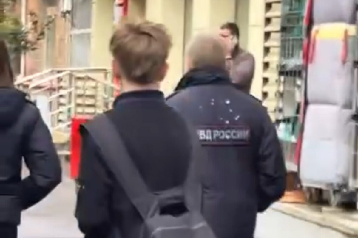 В Краснодаре задержали подростка, плюнувшего в спину полицейскому