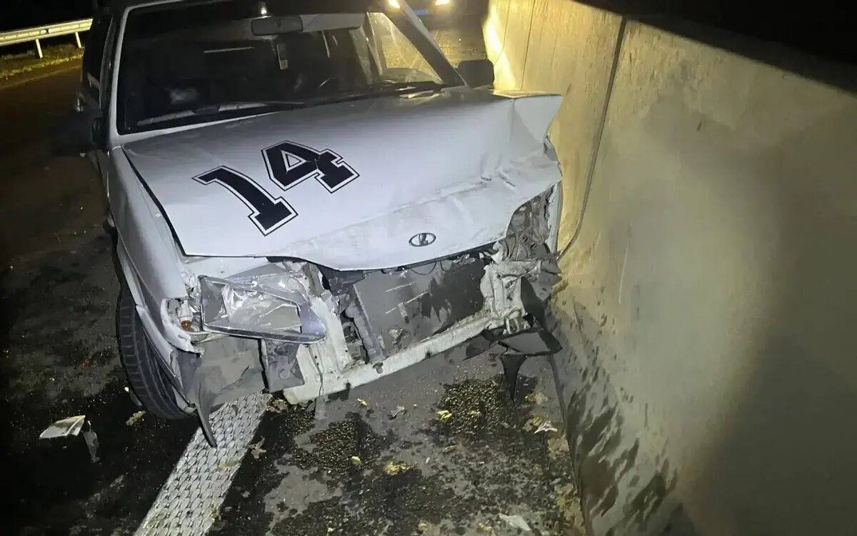 В Темрюкском районе Lada врезалась в бетонный барьер, есть погибший