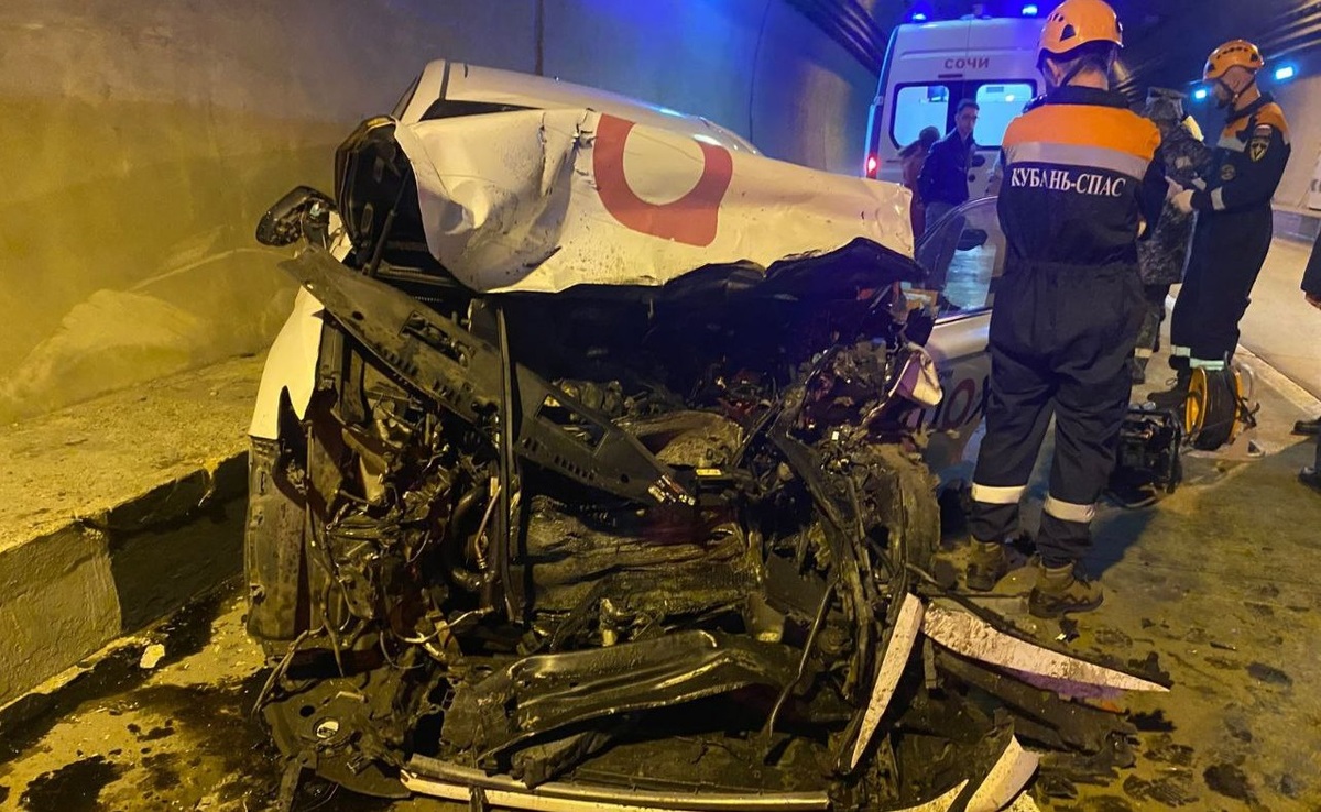 Водитель такси погиб в лобовом столкновении в тоннеле в Сочи