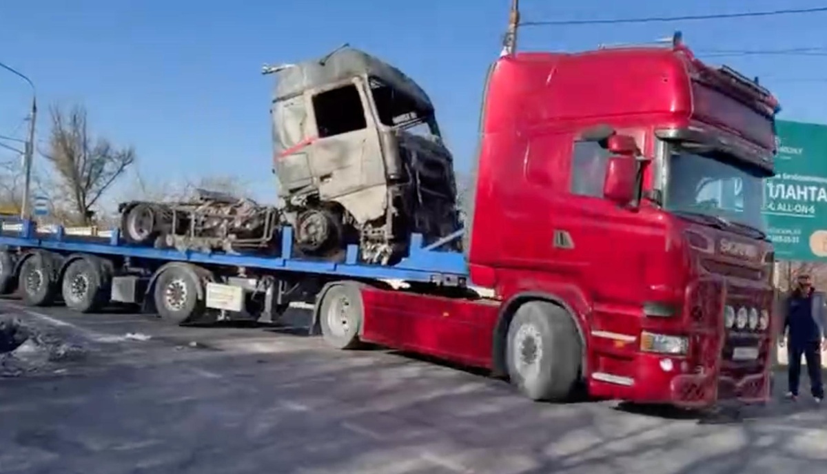 В Новороссийске вывезли грузовик, сгоревший после падения обломков беспилотника