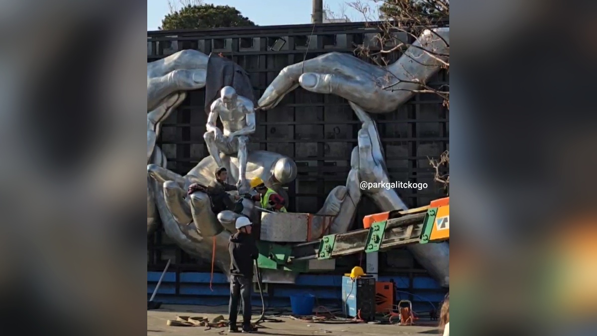 В парке «Краснодар» устанавливают новый арт-объект с огромными ладонями