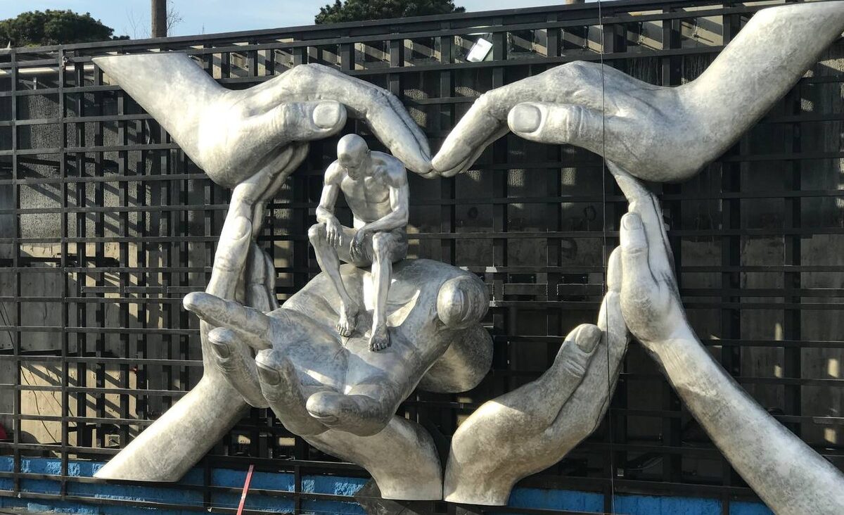 В парке «Краснодар» устанавливают новый арт-объект с огромными ладонями