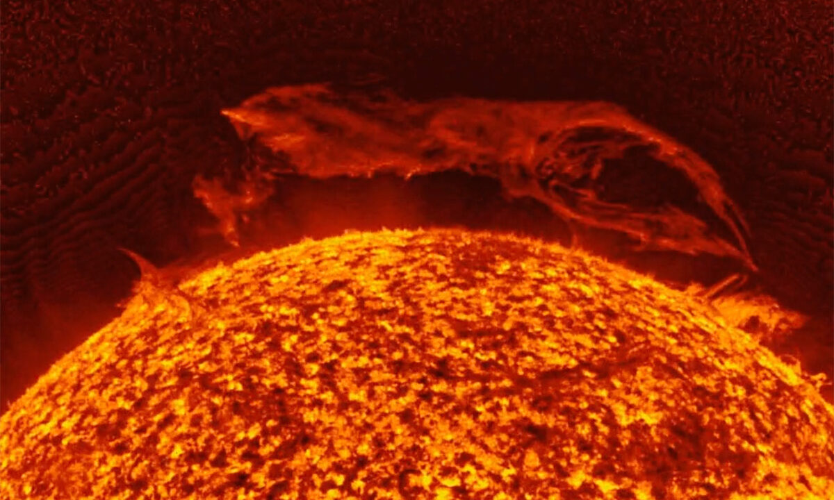 Солнце 20 ноября выбросило протуберанец размером более миллиона километров