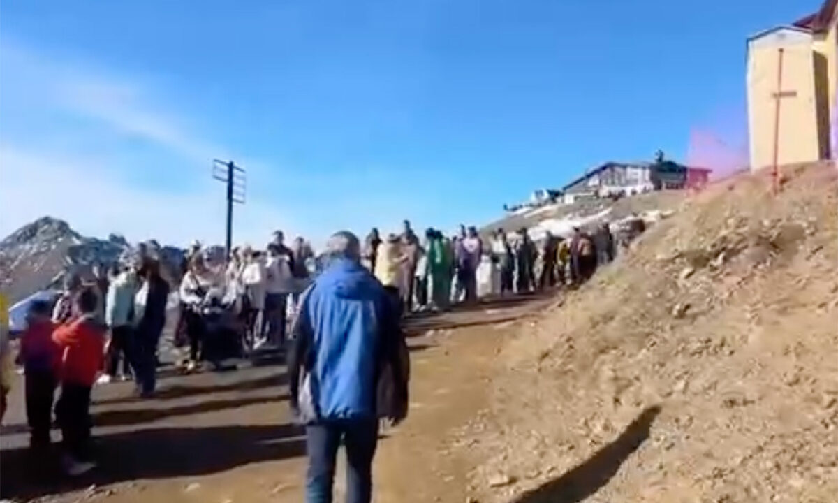 Огромные очереди на канатную дорогу собрались в Сочи в праздничные выходные