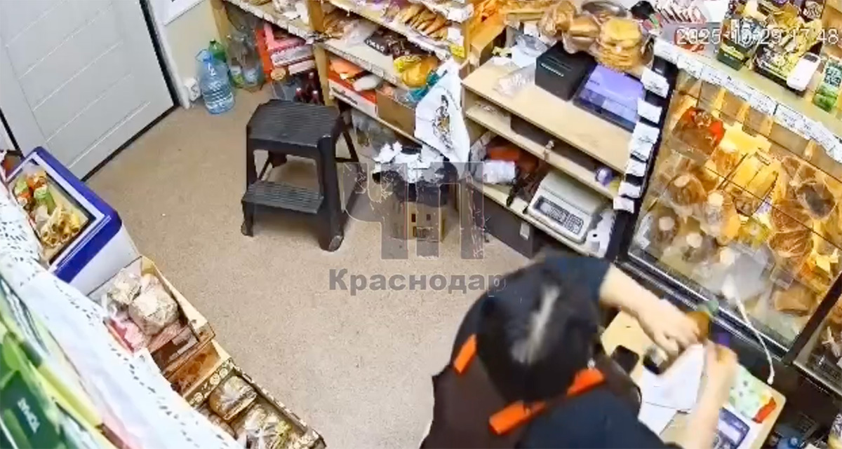 В Краснодаре пьяный мужчина бросил бутылку пива в голову продавщицы магазина