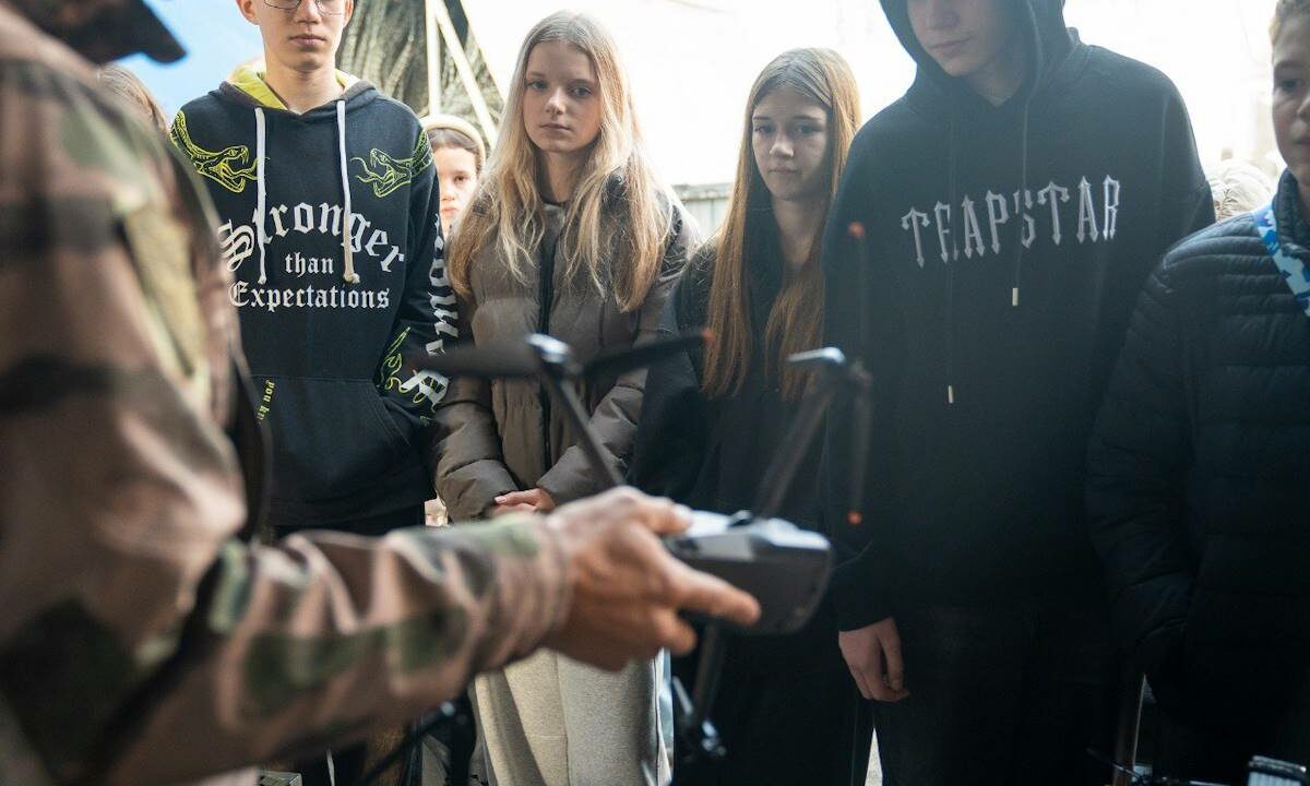 В Краснодаре школьники и студенты поздравили отряд ОМОН «Пластун» с 37-летием