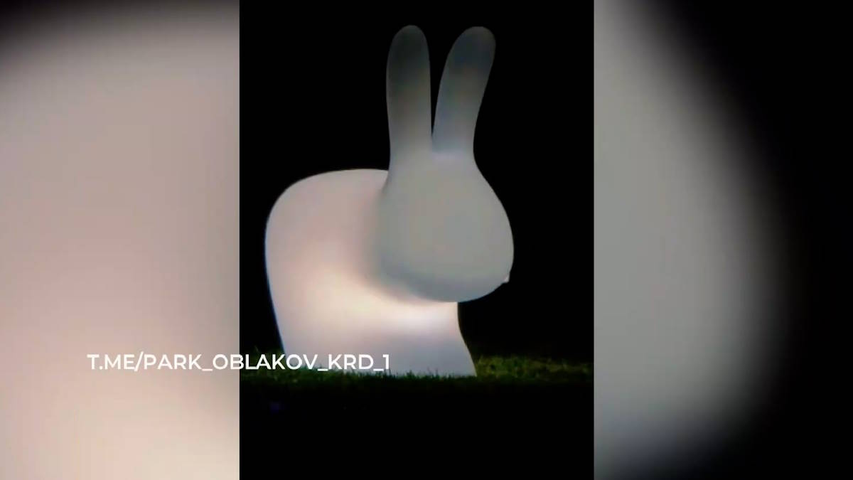 Светящихся кроликов установили на газоне в «Парке облаков» в Краснодаре