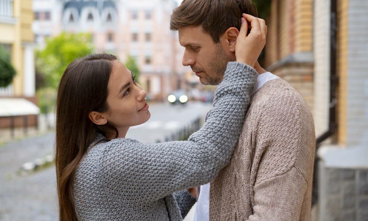 Психология флирта: 7 приемов, как показать расположение и не перейти грань