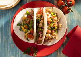 vid-sverhu-vkusnye-tako-na-krasnoi-tarelke